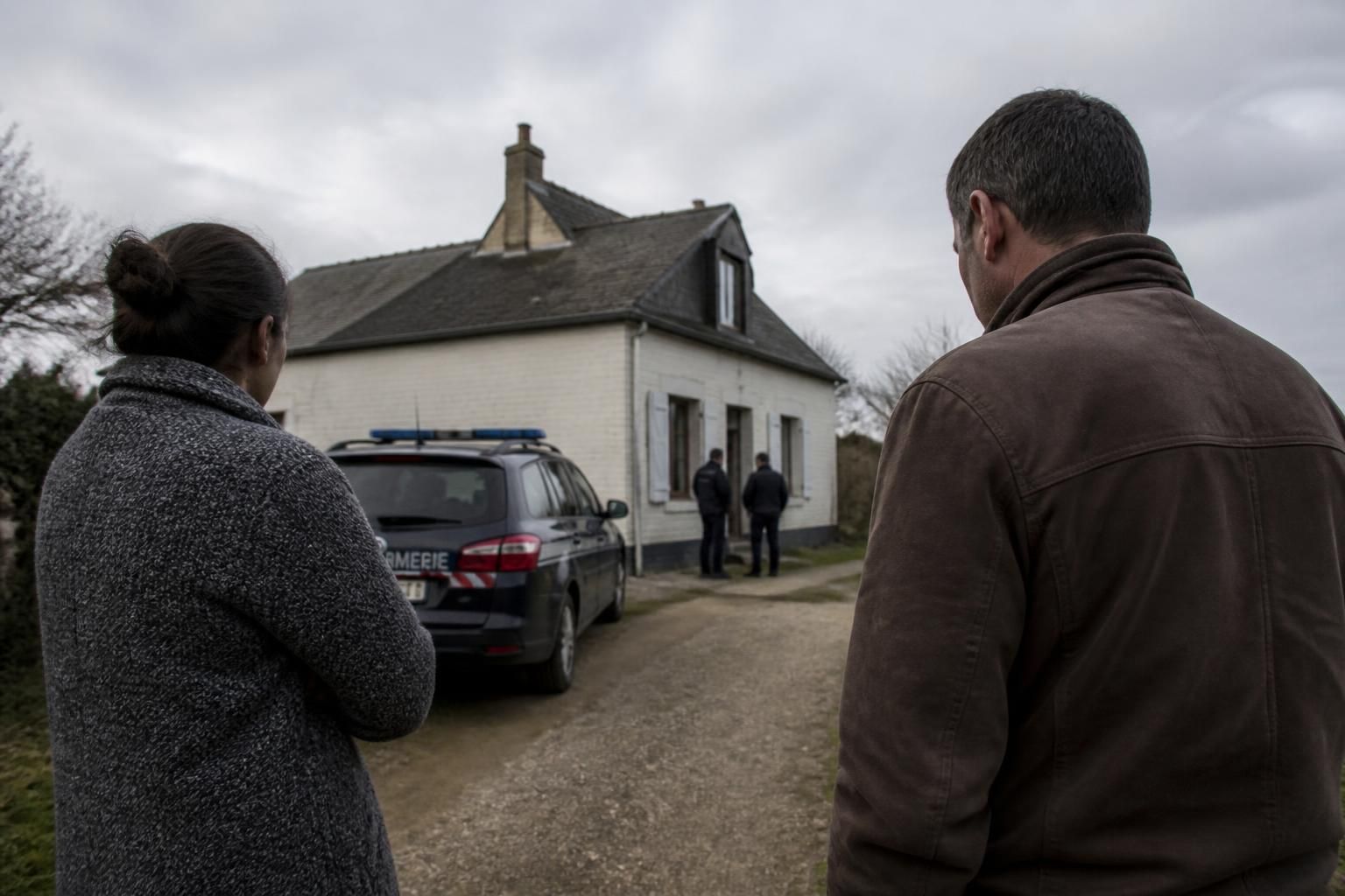 meurtre par négligence : les parents des jumelles de 15 mois décédées par déshydratation dans le nord ont été mis en examen et incarcérés, révélant une tragédie familiale et une affaire judiciaire en cours.