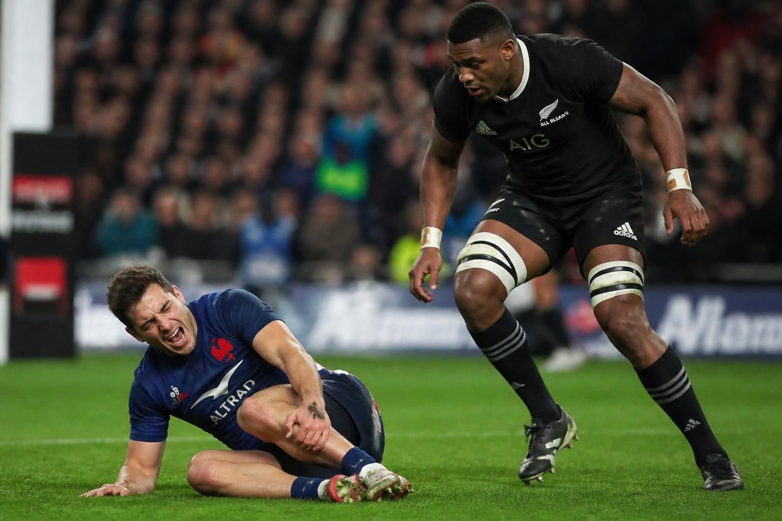 rugby : blessure au mollet pour penaud lors du match contre les all blacks, une inquiétude majeure pour le championnat des nations à venir.