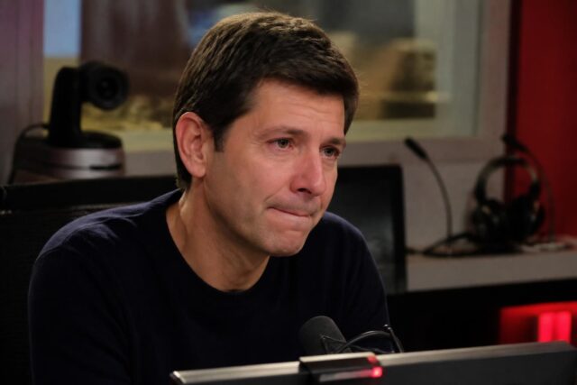 Thomas-Sotto-lutte-contre-ses-emotions-lors-de-ses-adieux-poignants-a-la-matinale-de-RTL-Le-HuffPost-640x427 Caroline Roux et ses enfants Rosalie et Marceau illuminent l’Élysée : un trio sous les projecteurs lors d’une cérémonie prestigieuse