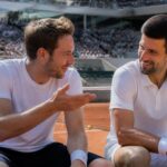 découvrez la remarque complice de safiullin à djokovic qui a fait sourire le champion, dans un moment chaleureux sur le circuit du tennis.