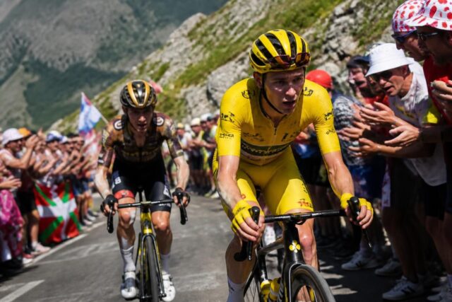 découvrez pourquoi tadej pogacar conserve le maillot jaune du tour de france malgré une lutte serrée avec jonas vingegaard, et quelles stratégies font la différence dans cette compétition intense.