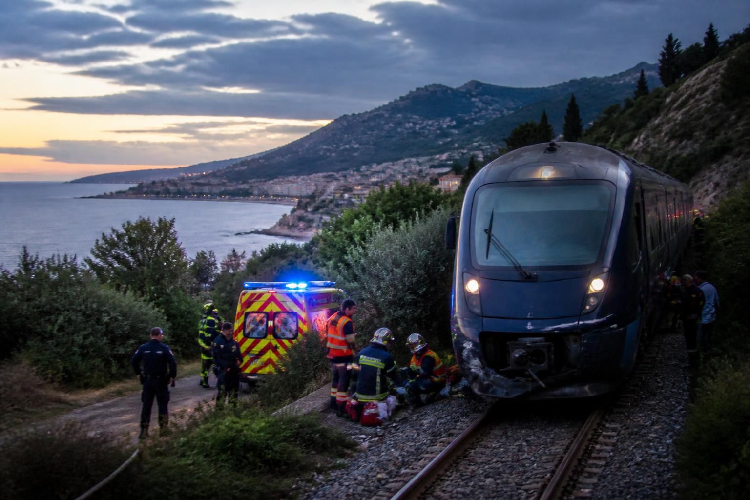 tragique accident ferroviaire à roquebrune-cap-martin : un homme est décédé des suites de ses blessures après une collision avec un train. découvrez les détails de cet événement tragique.