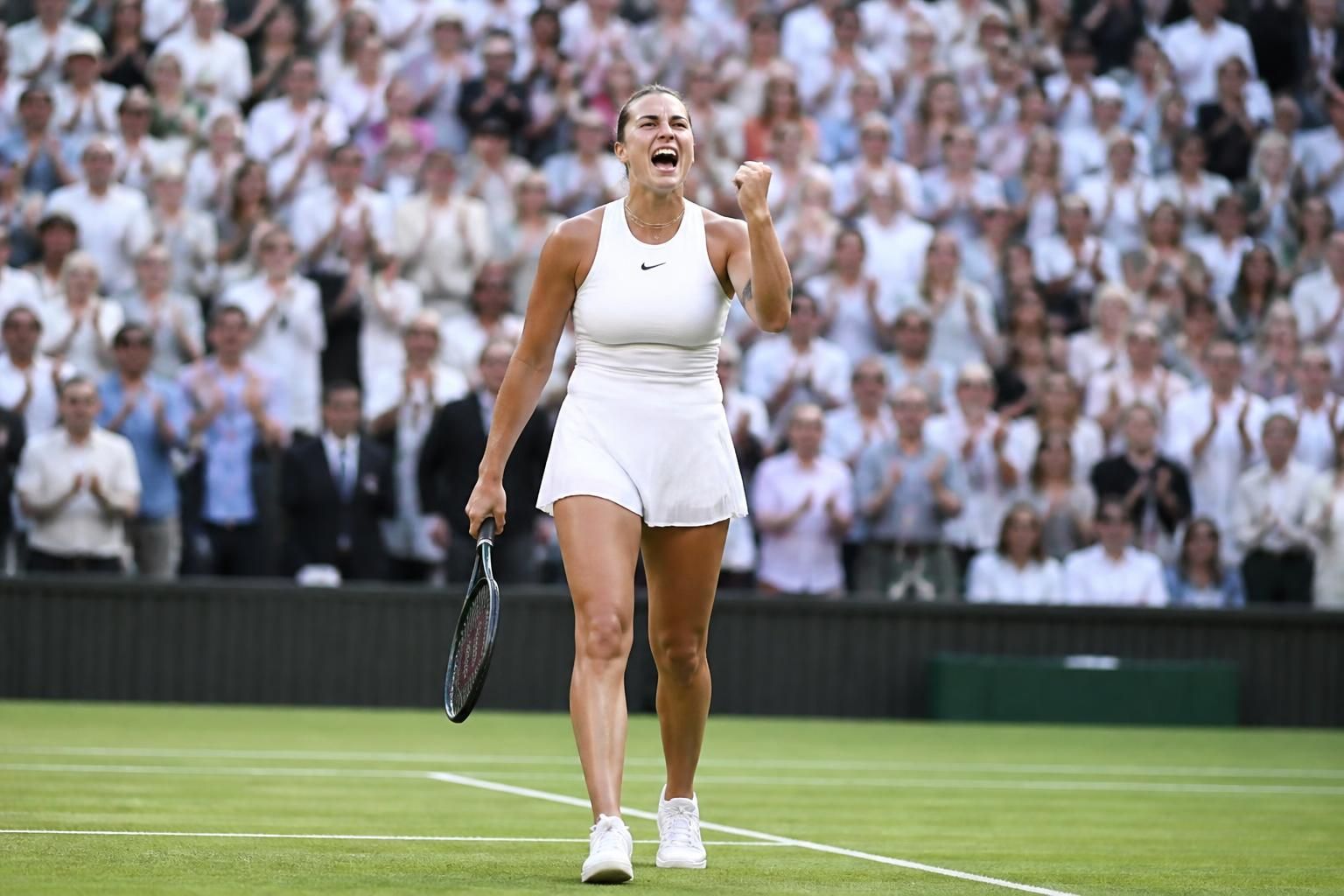 revivez le triomphe de sabalenka à wimbledon (f) après un duel intense et passionnant. découvrez les moments clés et l'émotion de cette victoire mémorable.