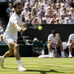 suivez wimbledon en direct avec l'élimination de jeanjean et mannarino, tandis qu'halys poursuit son parcours prometteur sur le gazon.